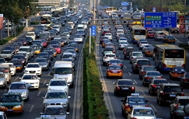 多地松绑车牌配额治堵无果，限号限行趋势下‘幽灵拥堵’成难题